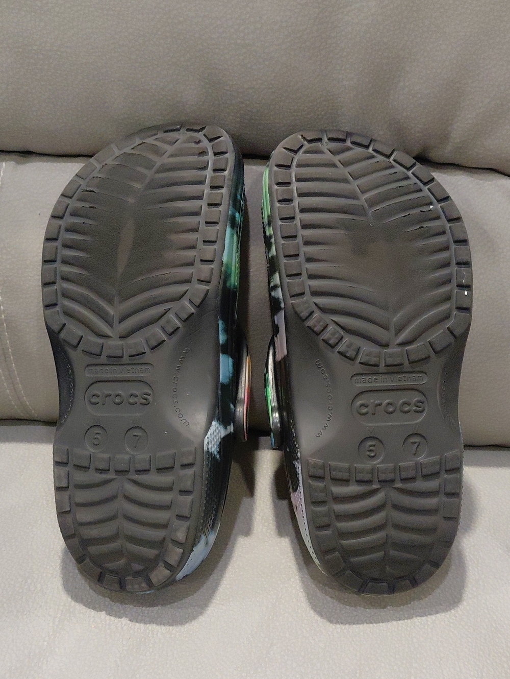 CROCS TIE DYE WOMEN'S SIZE 8 - Picture 3 of 9